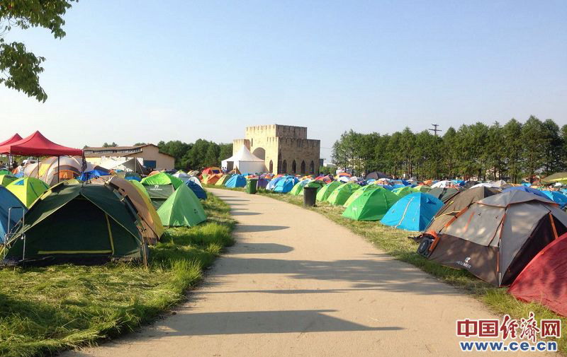 数万乐迷涌入太湖迷笛音乐节 湖光山色间搭起帐篷海(组图)