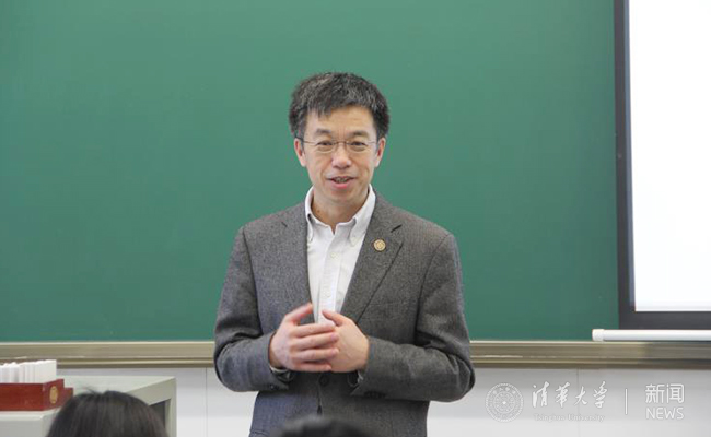 校党委副书记史宗恺在开学典礼上讲话 .
