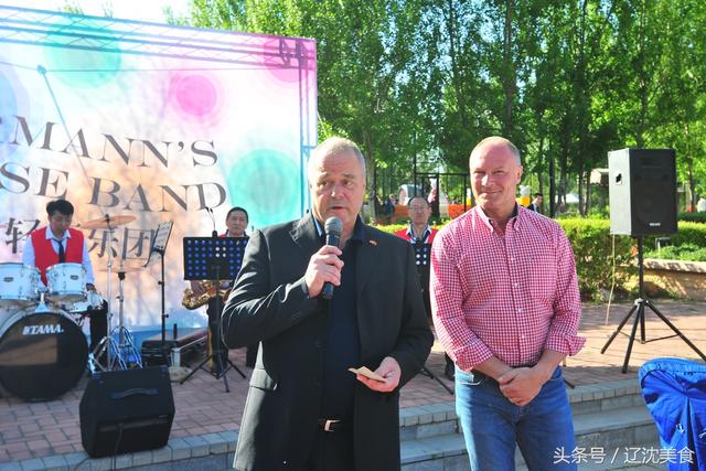 五一劳动节同步进行德国传统的五月节,大树竖起来