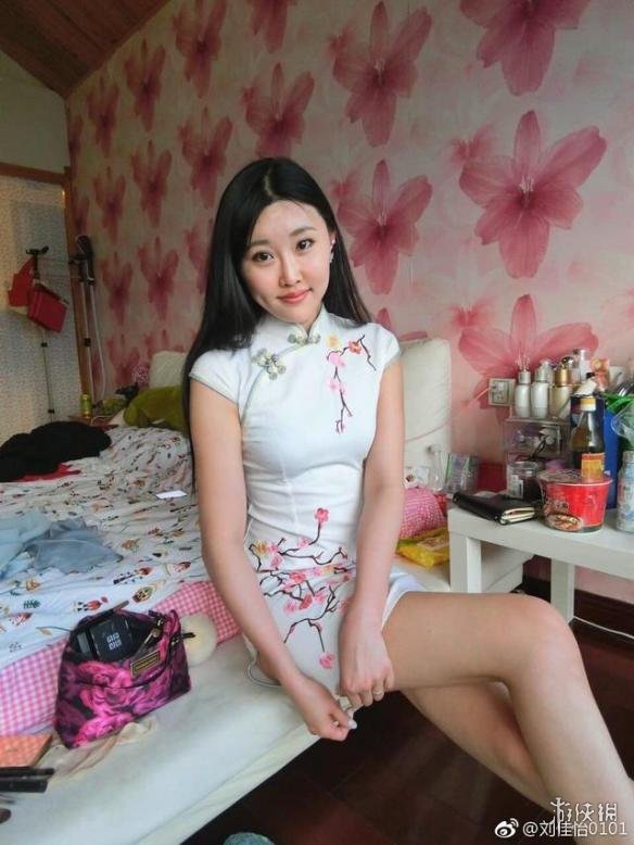 玩家资讯 正文页  因为代打事件,《lol》女主播阿怡被打上了"影帝"的