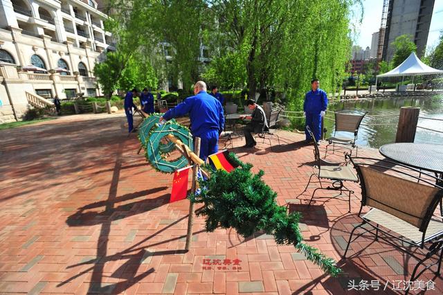 五一劳动节同步进行德国传统的五月节,大树竖起来