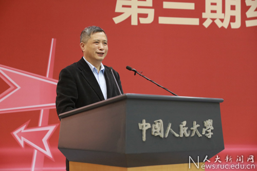 洪大用副校长向第四期部分新聘任的导师颁发"中国人民大学高级职业
