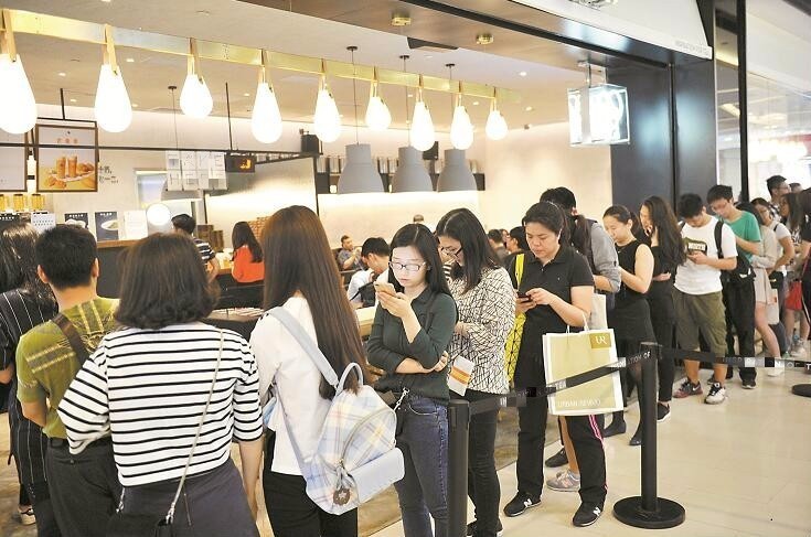 网红奶茶我就想喝杯茶周围却挤满了演员