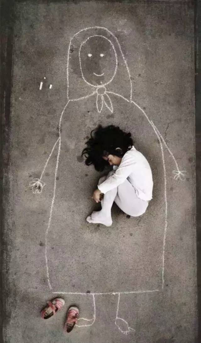 孩子却不知所措,并没有像妈妈期望的那样,扑上去抱着妈妈表达思念