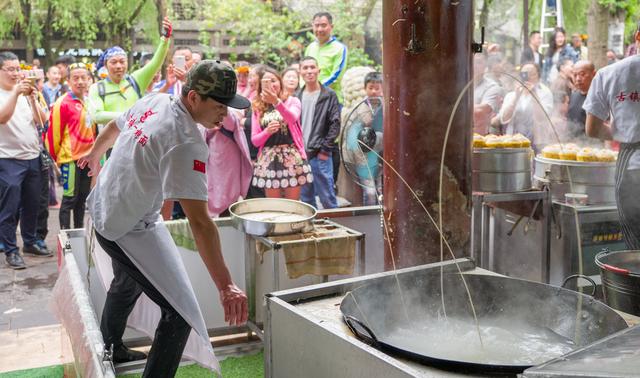 自带表演型人格的小哥真的是用自己妖娆的舞姿火了黄龙溪的"一根面"
