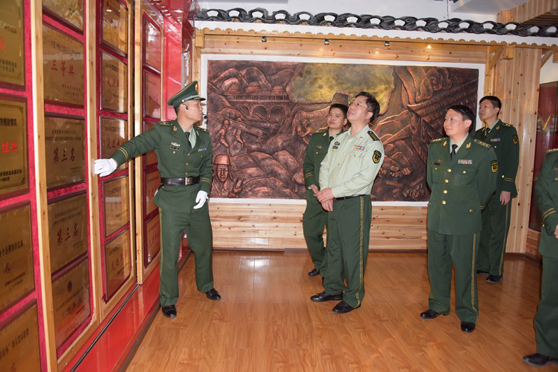 公安部消防局政治部梁志能主任深入黔东南消防支队调研