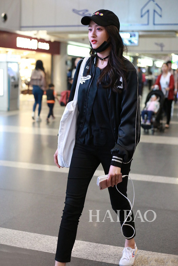 下穿黑色九分铅笔裤,脚踩飞跃牌球鞋图片延伸阅读:关晓彤机场街拍明星