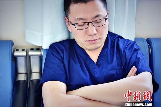 山西海归医生热衷修补大脑