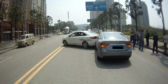 双黄线处违规掉头酿事故