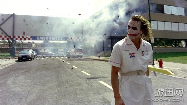 小丑炸掉一整栋医院那幕,导演克里斯诺兰真的把一栋医院炸掉了,不过他