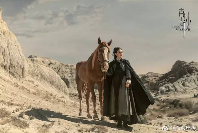 这张牵马行走在戈壁中的剧照,质感看起来还行.