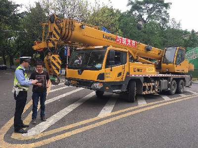 起吊车走错路闯禁进市区 司机称知道不能闯禁