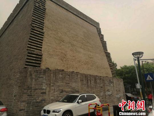 西安明秦王府城墙遗址开烤肉店 文物局:属合法经营