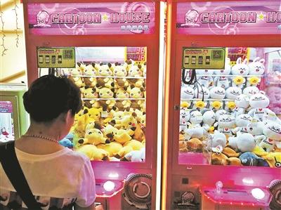 抓娃娃机又火了厂家揭秘 可人工调控抓取率 手机新浪网