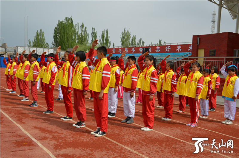 乌什县第二小学"向我看齐"好孩子红领巾文明示范岗启动