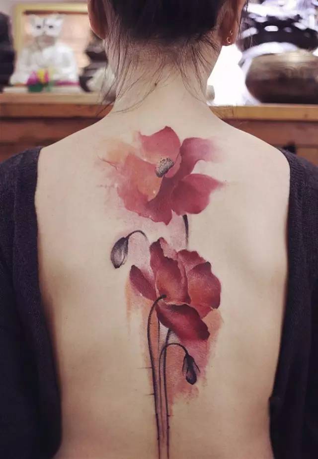 陈洁纹身时更像是一个画师在创作传统中国元素在她的手中缓缓刺进皮肤