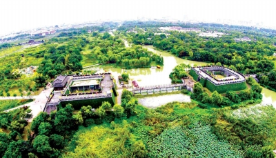 2017全省體育公園建設推進會昨天上午在我市會議中心召開。國家體育總局群眾體育司副司長邱汝、省體育局局長陳剛、副市長余珽參加會議。 近年來,揚州把體育作為推進城市文明的標志,將以承辦省運會為契機,不斷優化布局,完善健身設施,實現市、區、社區、鎮四級體育公園體系。 揚州體育公園建設走在前列 為全省提供了很好的經驗 據了解,目前我省已經建成健身步道近1萬公里,70%的鄉鎮建成多功能運動場,一批體育公園相繼建成,全省各類體育公園已達1300個,其中群眾身邊的社區體育公園達8