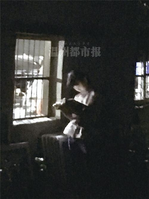 现代版凿壁偷光 现代版“凿壁偷光”