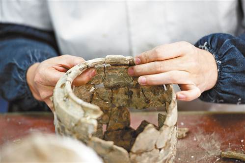修复巴掌大小的铜饰她花了3个多月|文物|铜饰|青铜器_新浪新闻