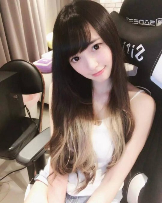 台湾女主播晒体操服私照 玩家:这样穿太危险了