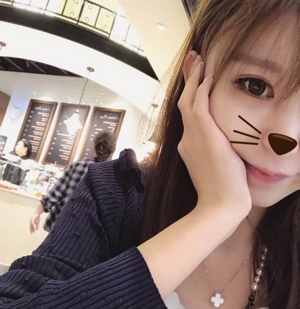 辣眼睛邹正女友射箭场上秀逆天长腿卖萌自拍