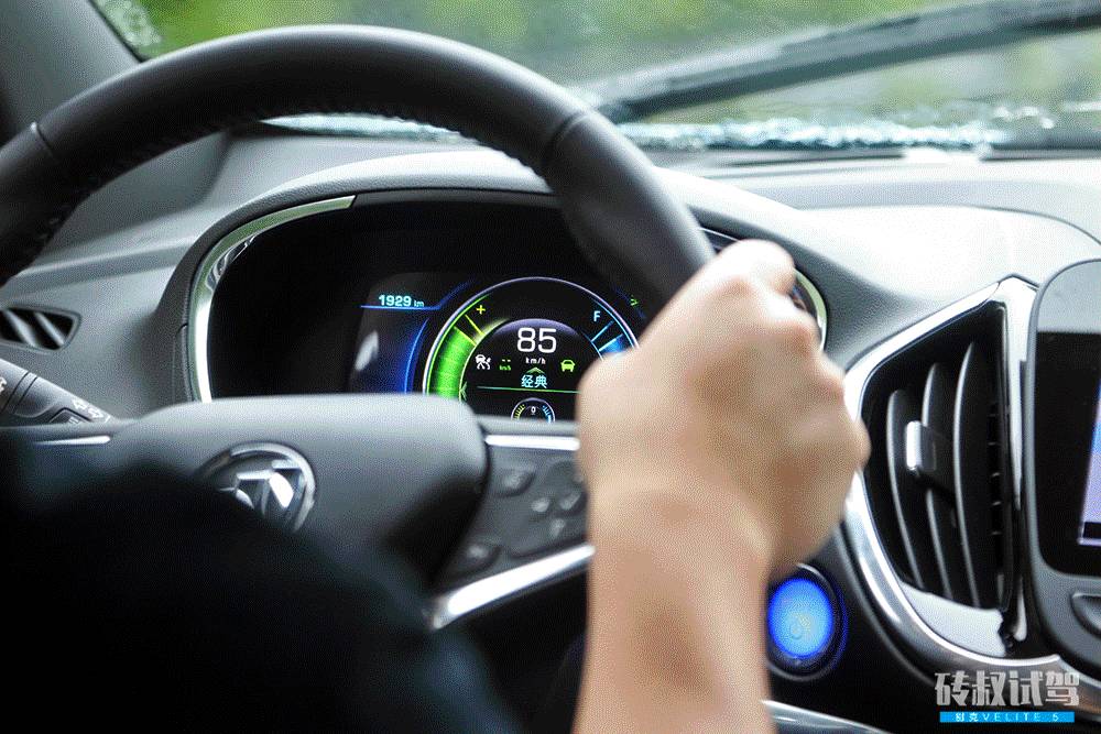这款刚刚上市的新车，开一个月都不用加油