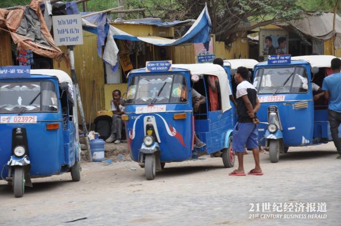 街边的出租车街角乘凉德力达瓦老火车站候车的人们