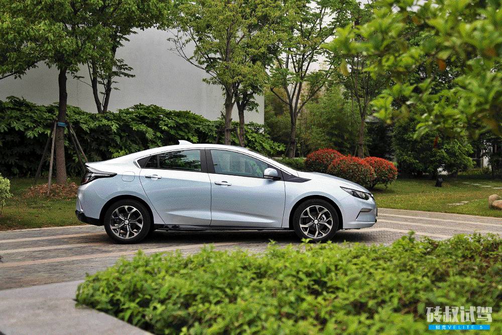 这款刚刚上市的新车，开一个月都不用加油
