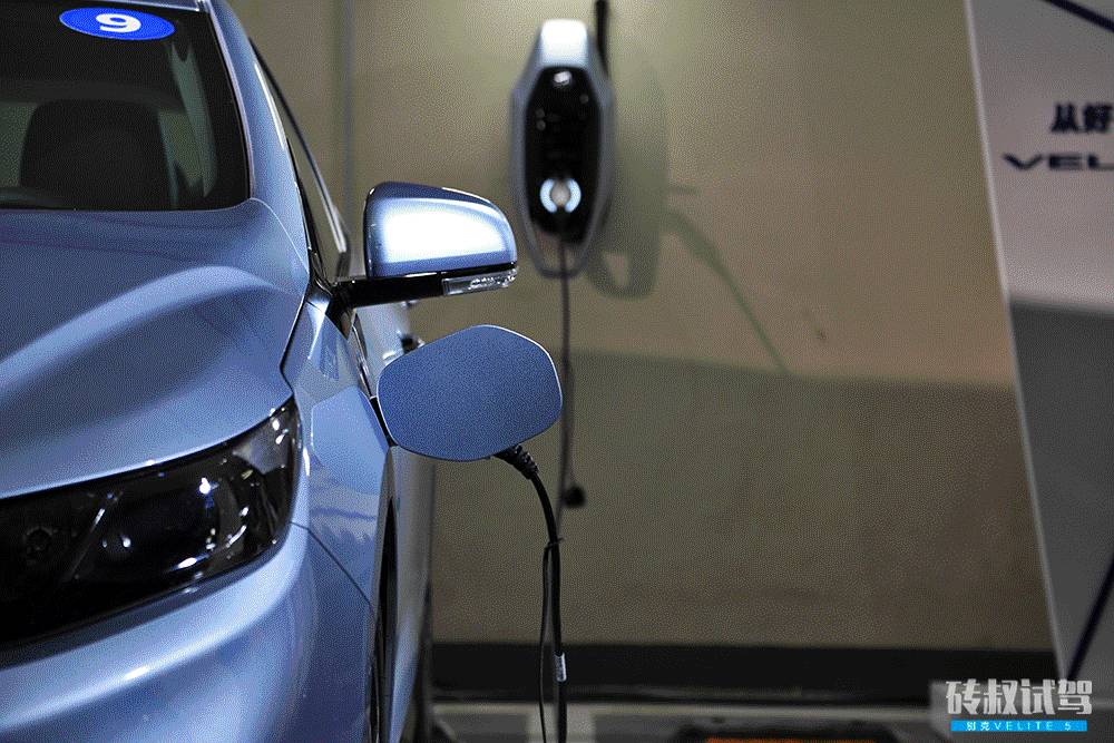 这款刚刚上市的新车，开一个月都不用加油