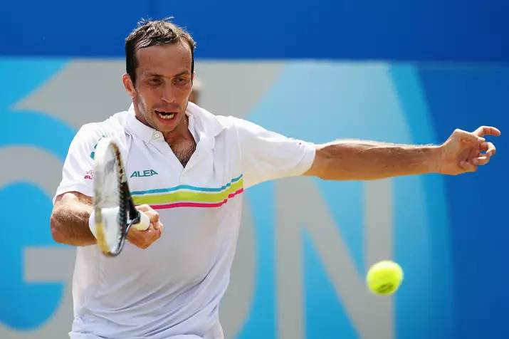 关于费德勒的握拍方式的争论就有多种说法,一种说法是说他是东方式