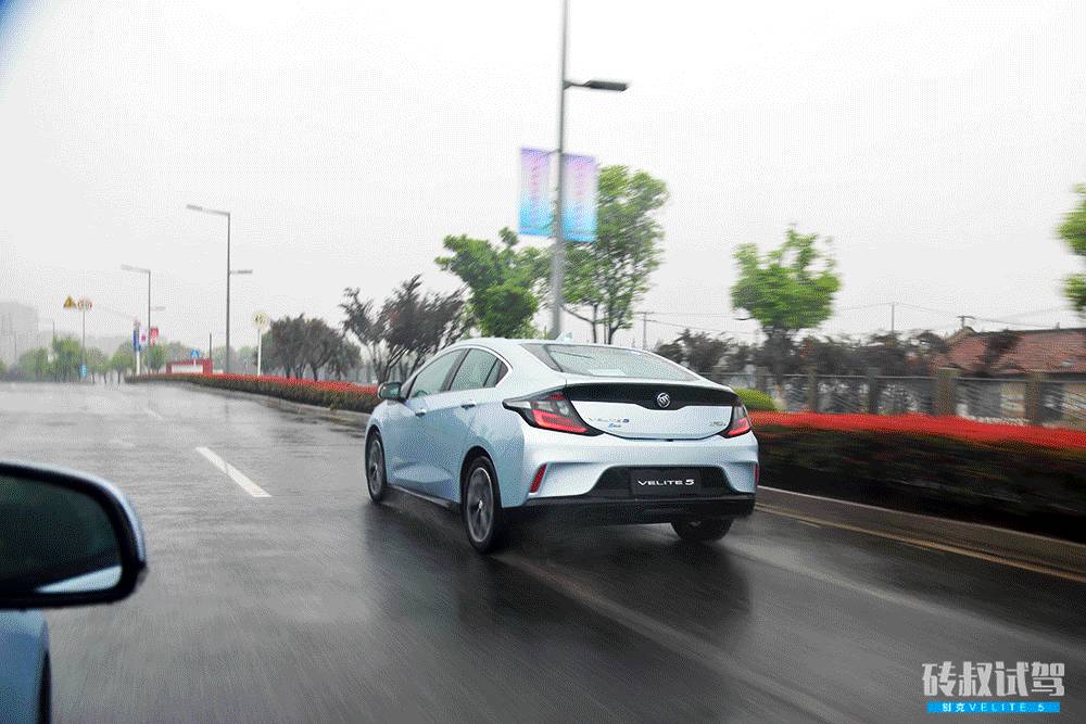 这款刚刚上市的新车，开一个月都不用加油