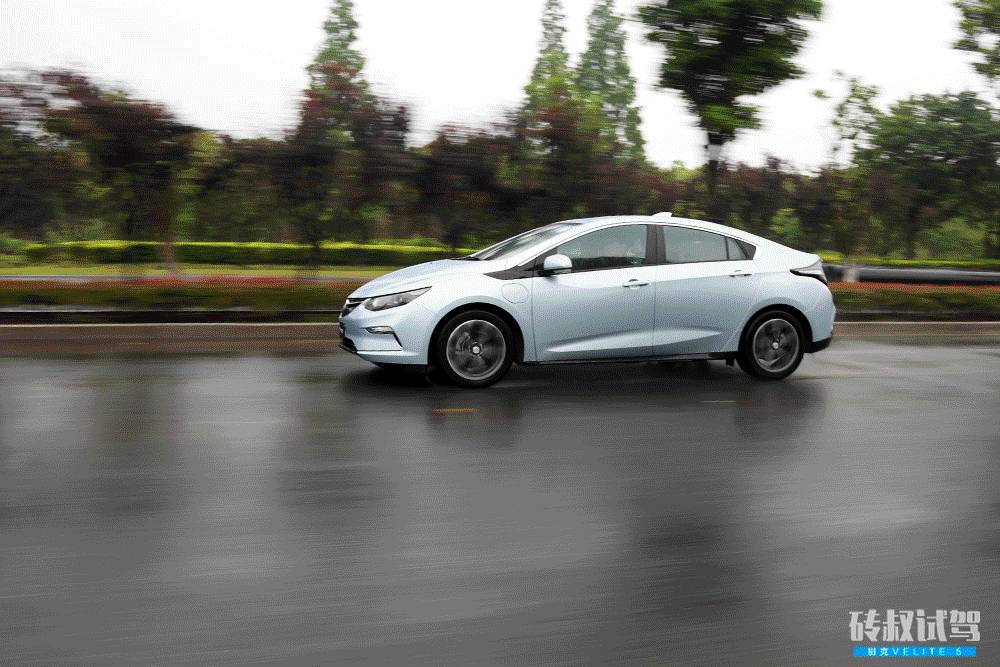 这款刚刚上市的新车，开一个月都不用加油