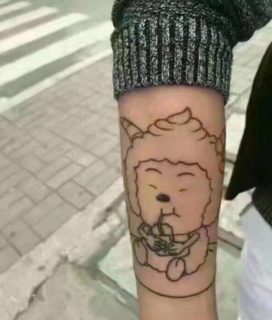 他们的标志就是背后有小羊的纹身,你们只是抓到了喜羊羊,还有美羊羊