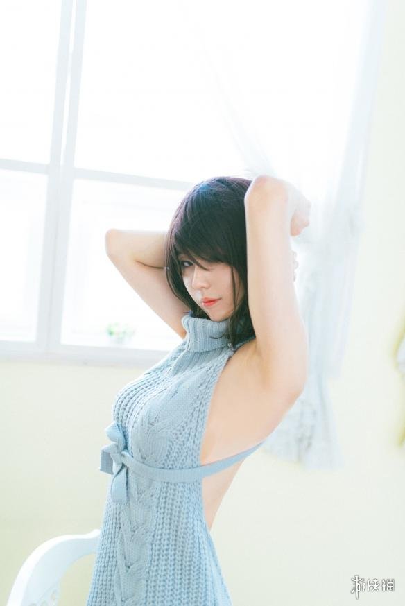 每日福利送不停 甜美可爱的妹子穿上露背毛衣太性感