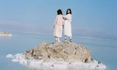 江疏影这双500块的小白鞋,我已加入购物车