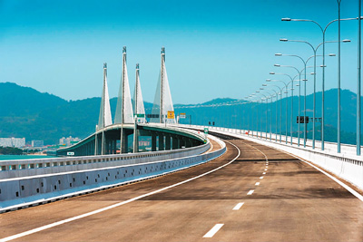 　　图为获得中国进出口银行信贷支持的马来西亚槟城二桥项目。该桥全长约24公里，跨越槟城海峡的南部航道，连接马来西亚第三大城市槟城与马来半岛，是东南亚最长的跨海桥梁，也是中国企业在境外实施的最长跨海桥梁项目。 　　资料图片