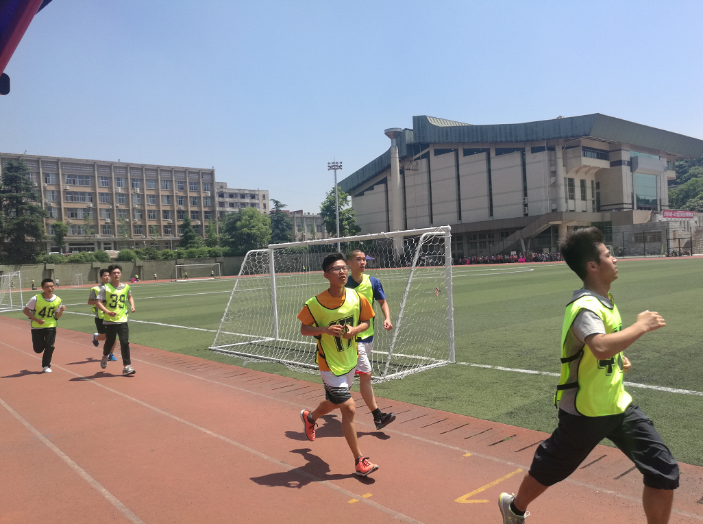 2017年校运会学生长跑积分赛激情起跑图文