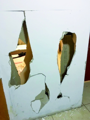 租客侯先生称，中介冒充物业进入出租屋，在隔断间租客不在场的情况下将墙壁砸出几个大洞。