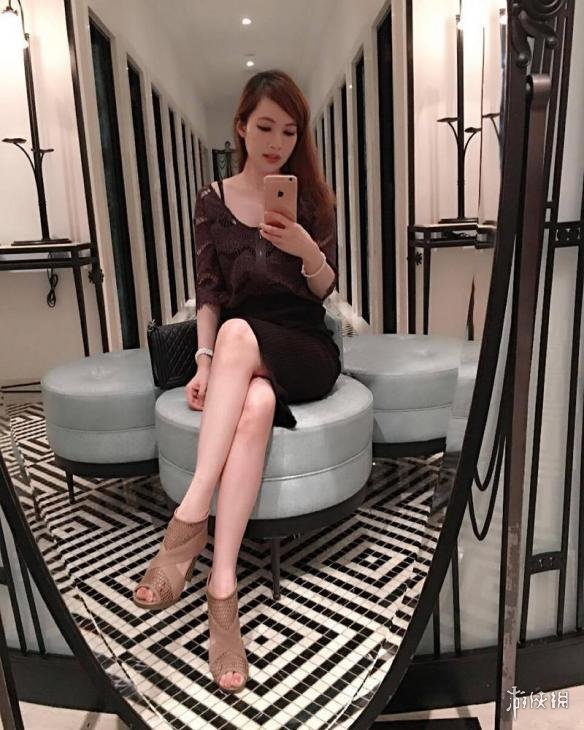 美女空姐玩王者荣耀被队友骂坑晒制服照秀长腿