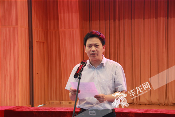 凤鸣山中学校长邓仕民致欢迎词 彭云升 摄合唱比赛现场 彭云升 摄合唱