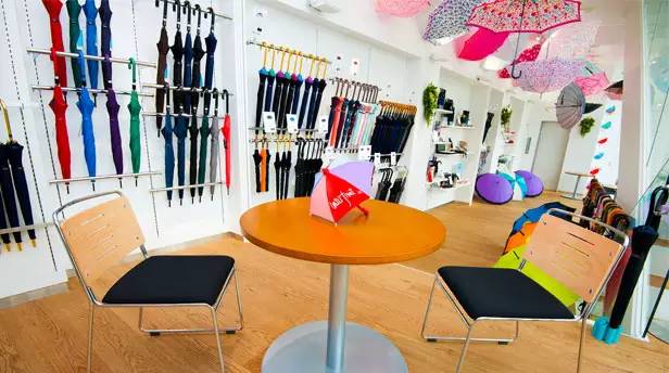 整整4层楼全是雨伞日本这家超级雨伞专卖店告诉你