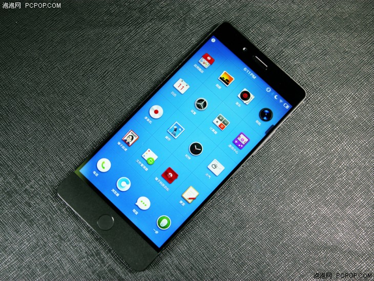 坚果pro采用玻璃 金属 塑料机身设计,手机正反面上方屏幕都是玻璃材质