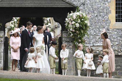 凯特王妃婚礼:英国凯特王妃妹妹举行婚礼 王子公主当花童(图) 婚礼后新人和凯特(右)及花童步出教堂。右二、右三为乔治小王子、夏洛特小公主。(图片来源:美联社)