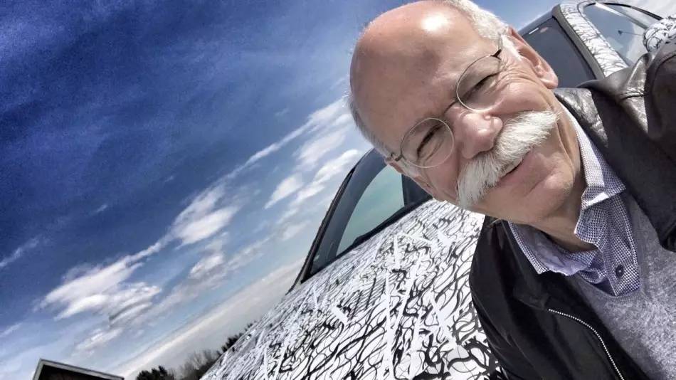 奔驰老总学网红玩自拍，竟