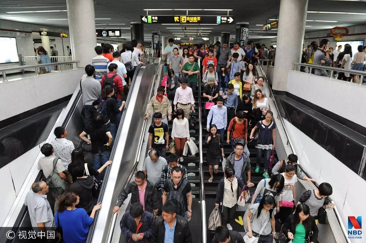 当时上班,我6点半起床,却无法避开高峰期的时候挤地铁,好不容易踩点到