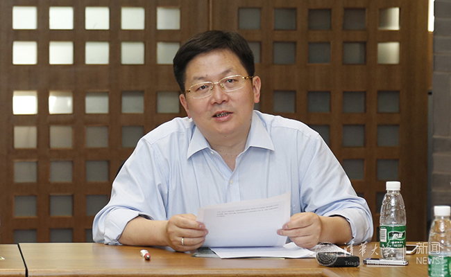 清华大学校园开放日吸引众多考生和家长组团到场咨询