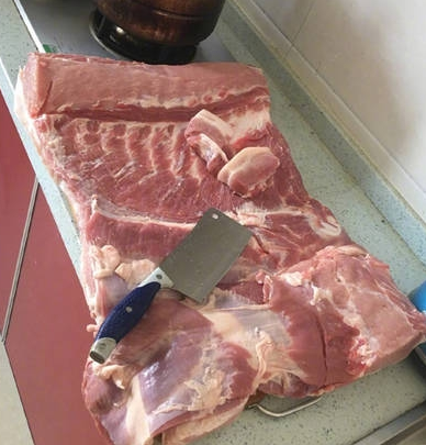 但是当她打开礼物盒她就懵逼了,老公送给她20斤五花肉……五花肉