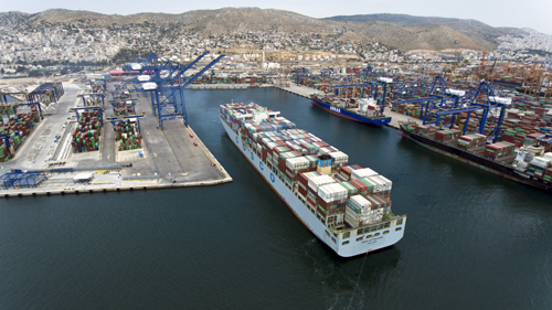 2017年5月7日，中国的货船驶出比雷埃夫斯港集装箱码头。