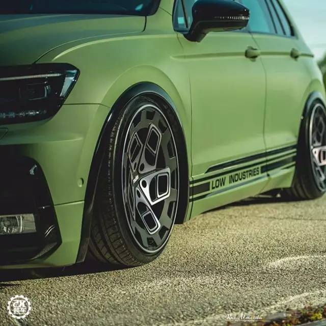 除此之外,这辆途观还在后座加入了简易式的防滚架,同样采用了军绿色的