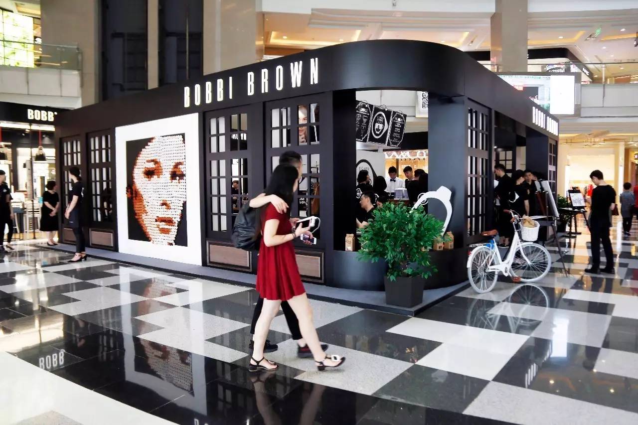 快闪店取名为"胶囊气垫咖啡馆",选址在人民广场商圈的来福士广场